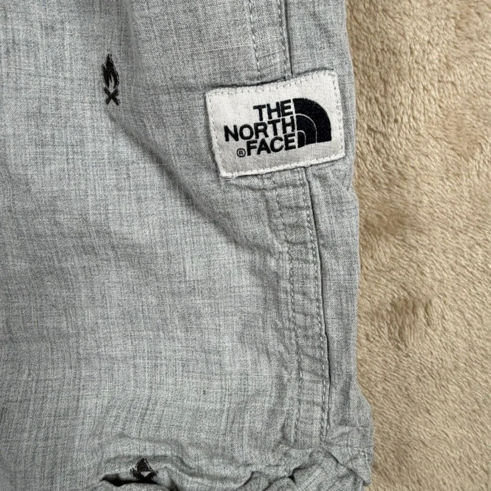The North Face Mens Large Grey Campfire Embroidered Short Sleeve Button Up Shirt